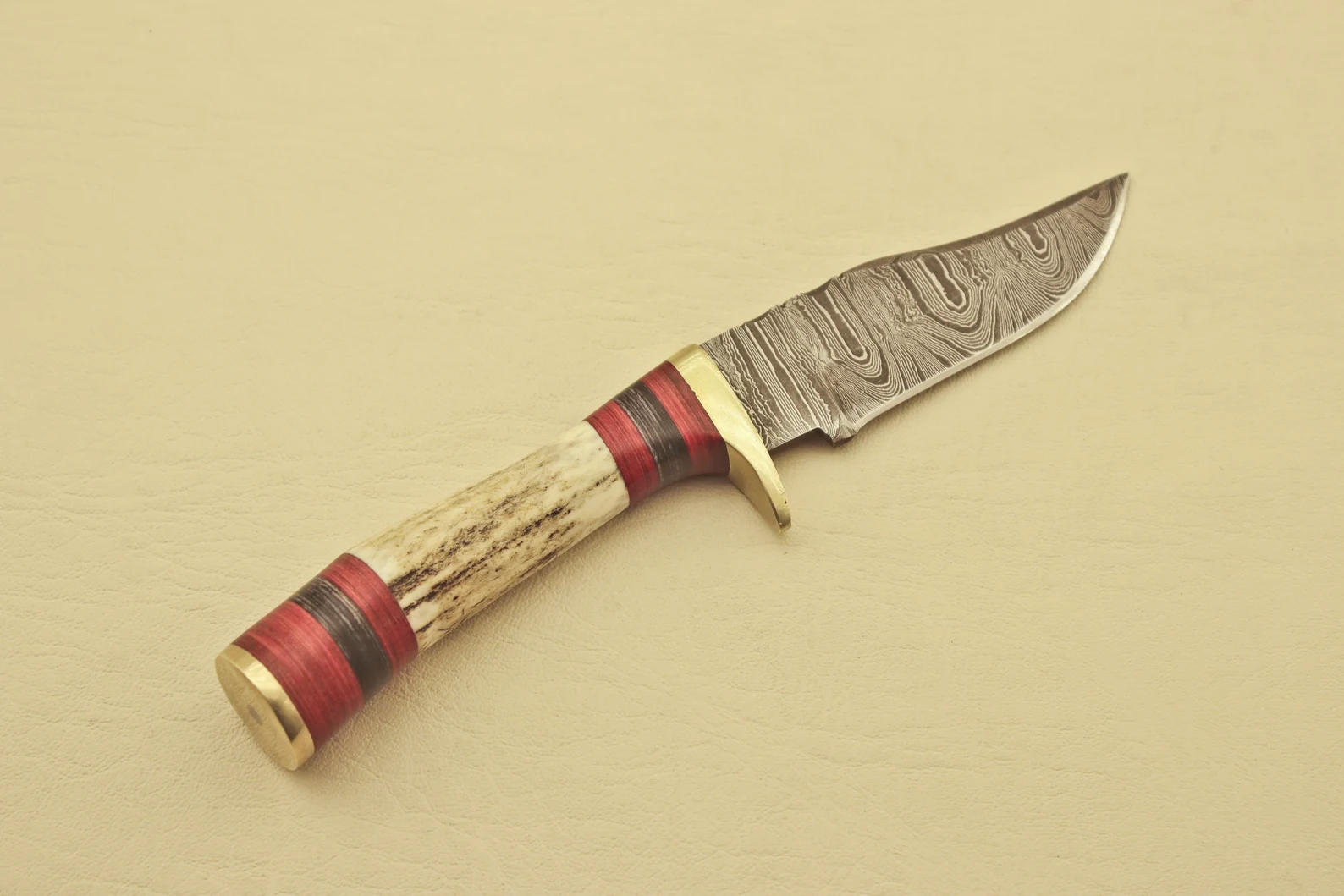 Hand-Forged-Damascus-Steel-Hunting-Knife-Knife-Stag-Horn-Handle-Leather-Sheath-2.webp