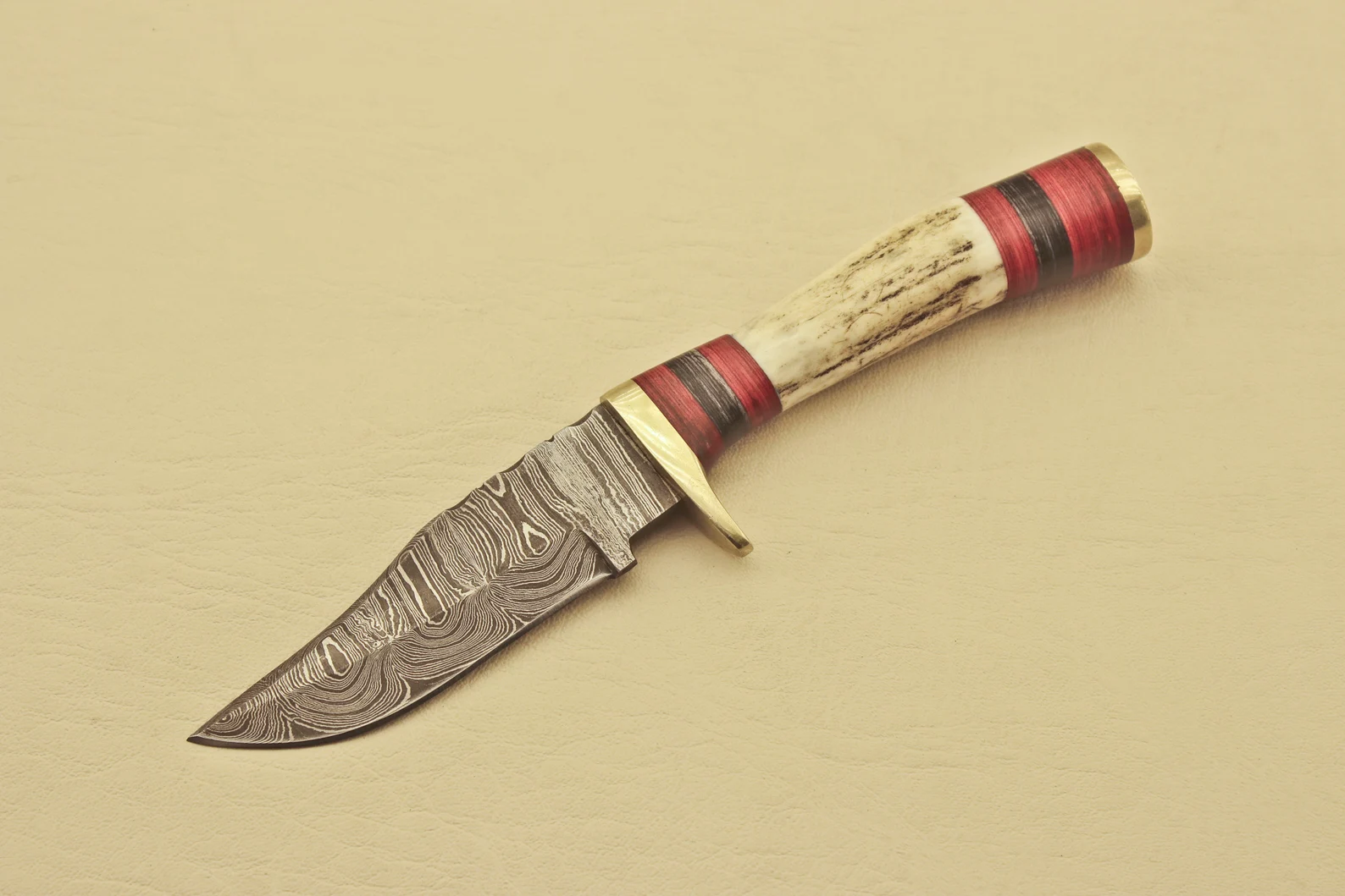 Hand-Forged-Damascus-Steel-Hunting-Knife-Knife-Stag-Horn-Handle-Leather-Sheath-3.webp