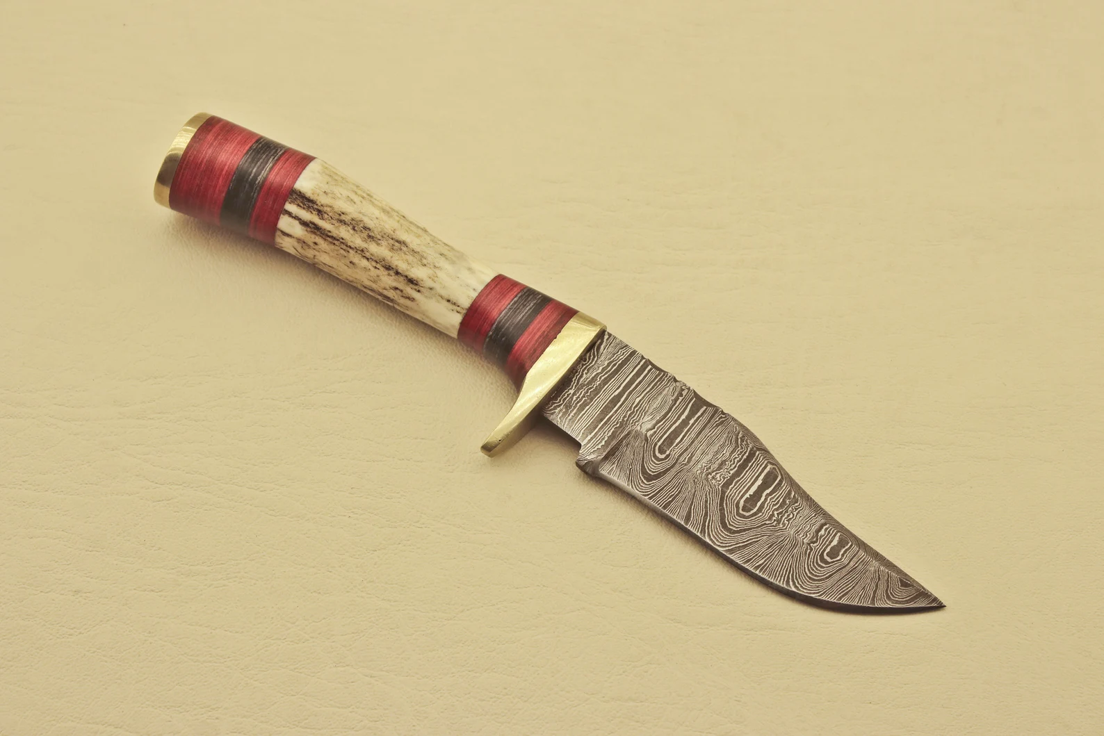 Hand-Forged-Damascus-Steel-Hunting-Knife-Knife-Stag-Horn-Handle-Leather-Sheath-4.webp