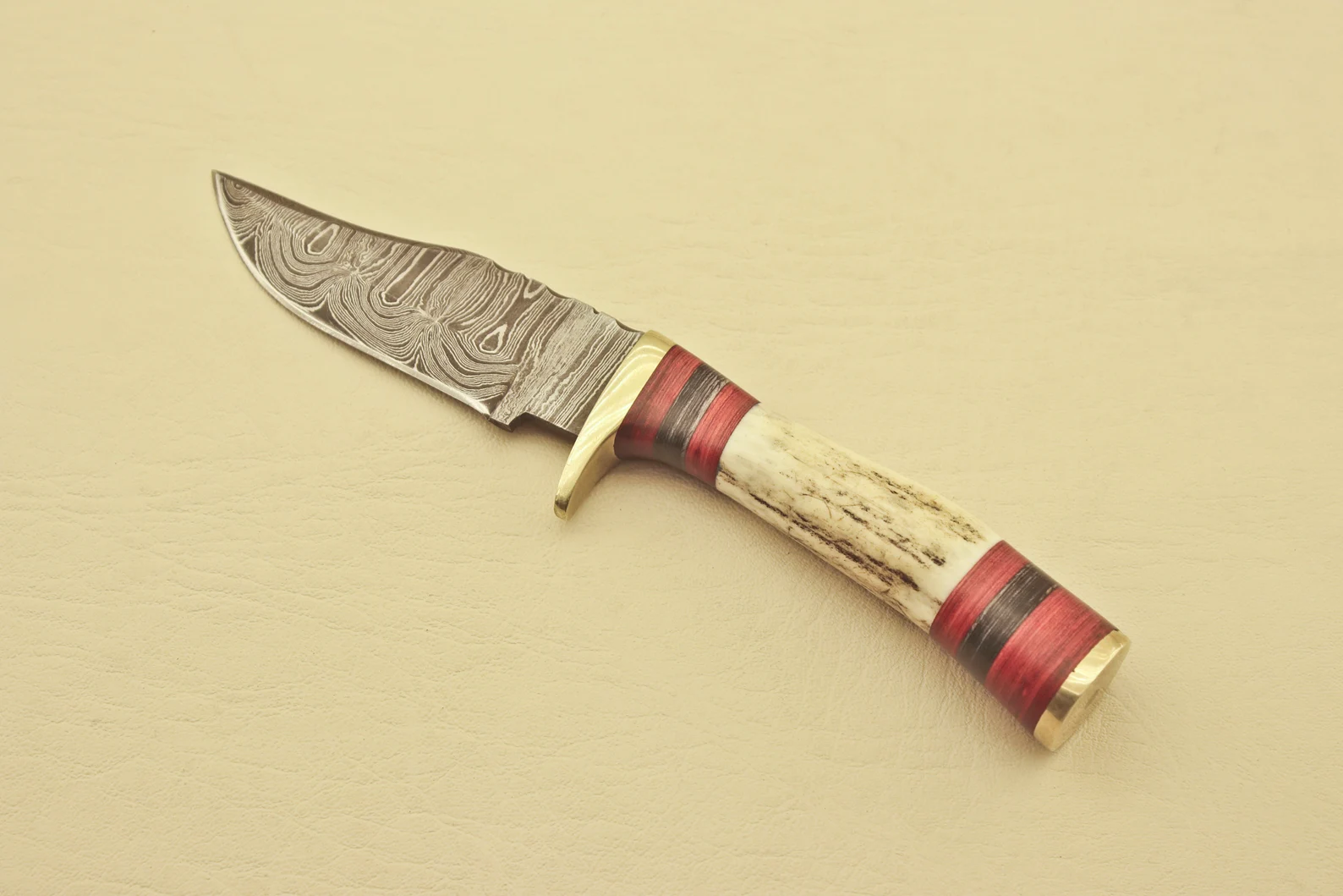 Hand-Forged-Damascus-Steel-Hunting-Knife-Knife-Stag-Horn-Handle-Leather-Sheath-5.webp