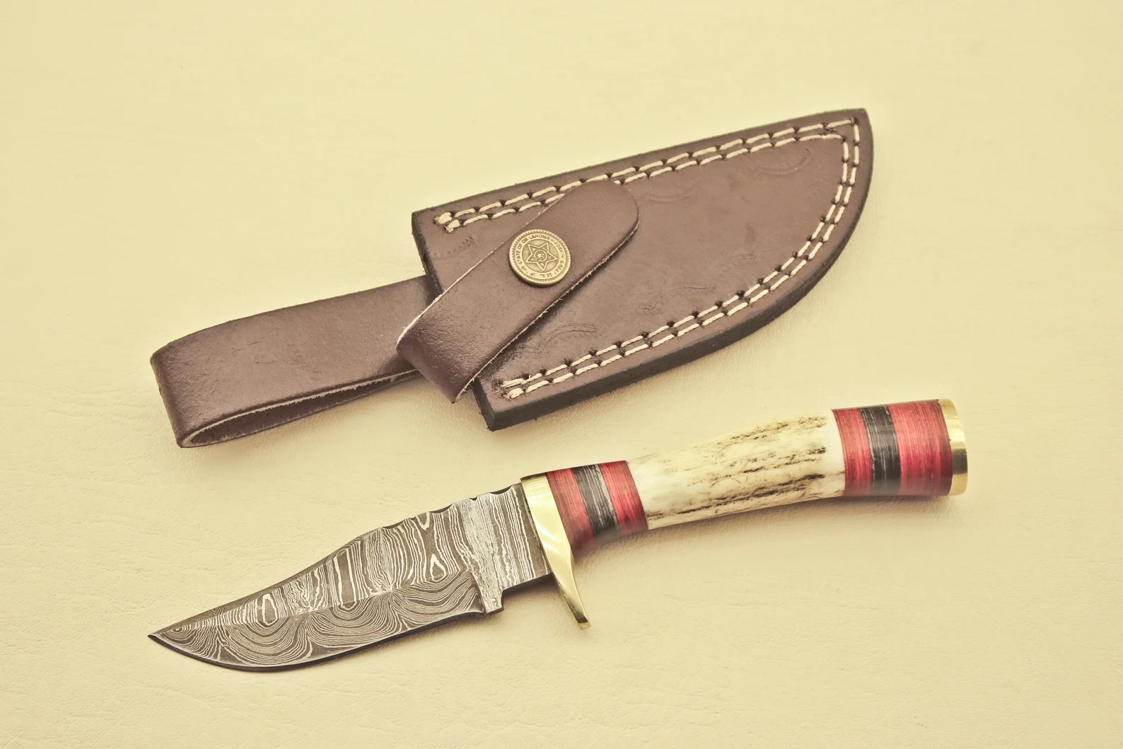 Hand-Forged-Damascus-Steel-Hunting-Knife-Knife-Stag-Horn-Handle-Leather-Sheath-6.webp