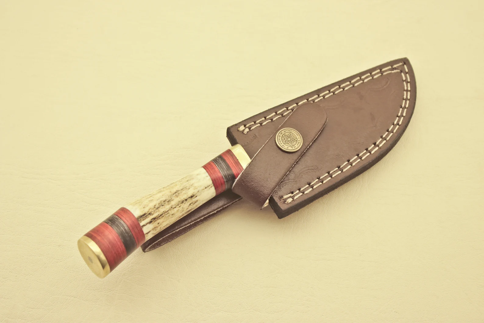 Hand-Forged-Damascus-Steel-Hunting-Knife-Knife-Stag-Horn-Handle-Leather-Sheath-7.webp